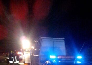 Spingono un’auto in panne e vengono travolti, uno è gravissimo