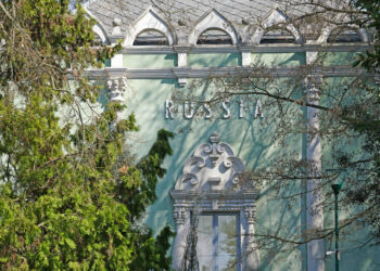 La Biennale assicura il rispetto delle sanzioni, ma Giuli valuta le carte