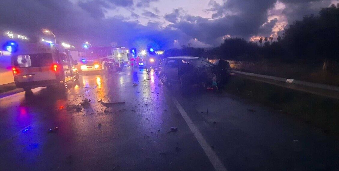 Auto sbanda e sbatte su guardrail, bilancio è di un morto e un ferito