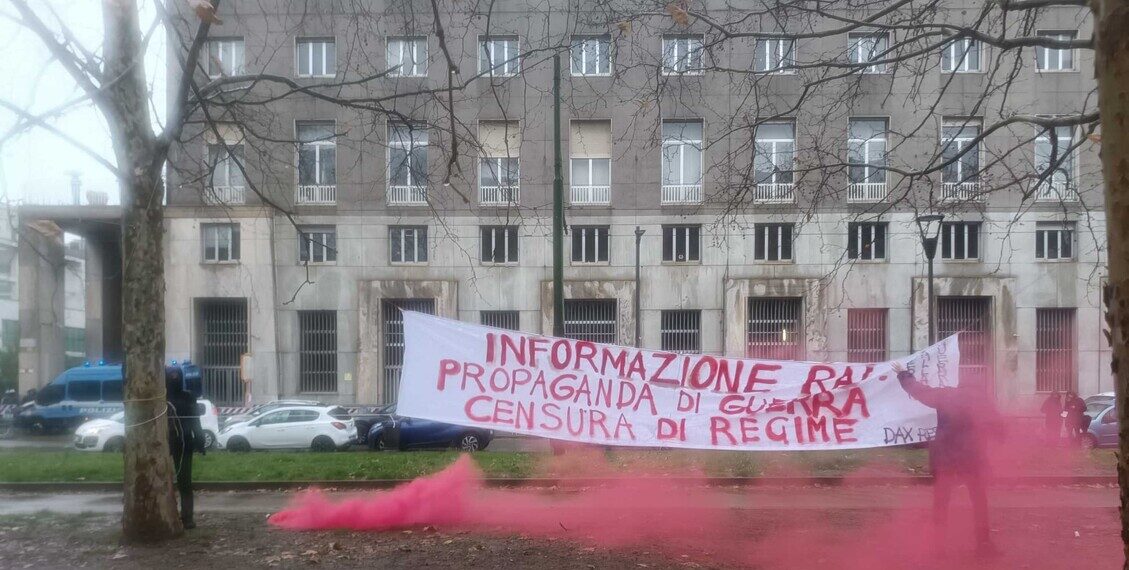 Il corteo per Dax arriva al Palasharp, slogan contro Israele e Stati Uniti