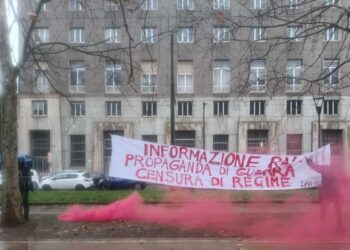 Il corteo per Dax arriva al Palasharp, slogan contro Israele e Stati Uniti