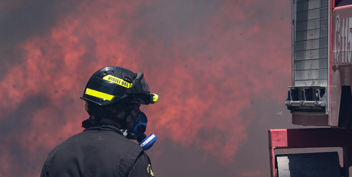 Esplosione e fumo in armeria nel Bresciano, grave un uomo