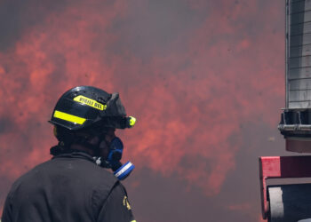 Esplosione e fumo in armeria nel Bresciano, grave un uomo