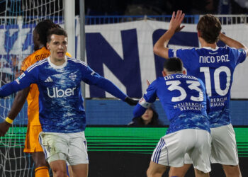 Il Como batte 2-1 la Roma e torna al quarto posto