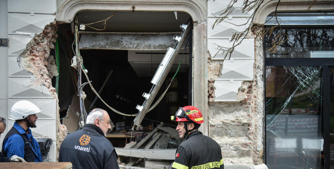 Tram deraglia a Milano, il malore del conducente e il sistema di frenata: questi i nodi dell’indagine
