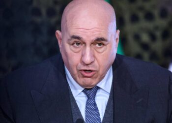 Crosetto rientra da Dubai: “Torno con volo militare, pago io cifra tripla”