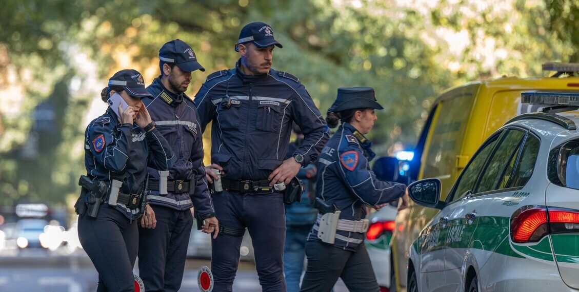 Scopre violenza sulla sorella minorenne e fa arrestare un uomo