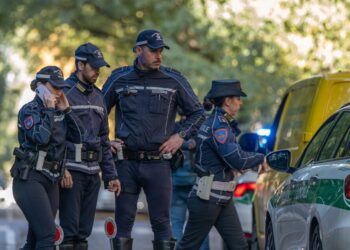 Scopre violenza sulla sorella minorenne e fa arrestare un uomo