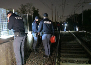 Attraversa i binari e viene travolto, muore 29enne in Brianza