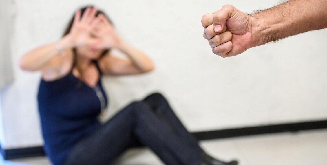 Picchia una ragazza con una spranga e poi la violenta, arrestato