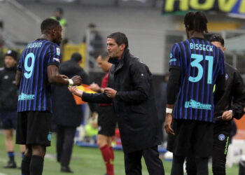 Inter beffata, l’Atalanta pareggia tra le proteste