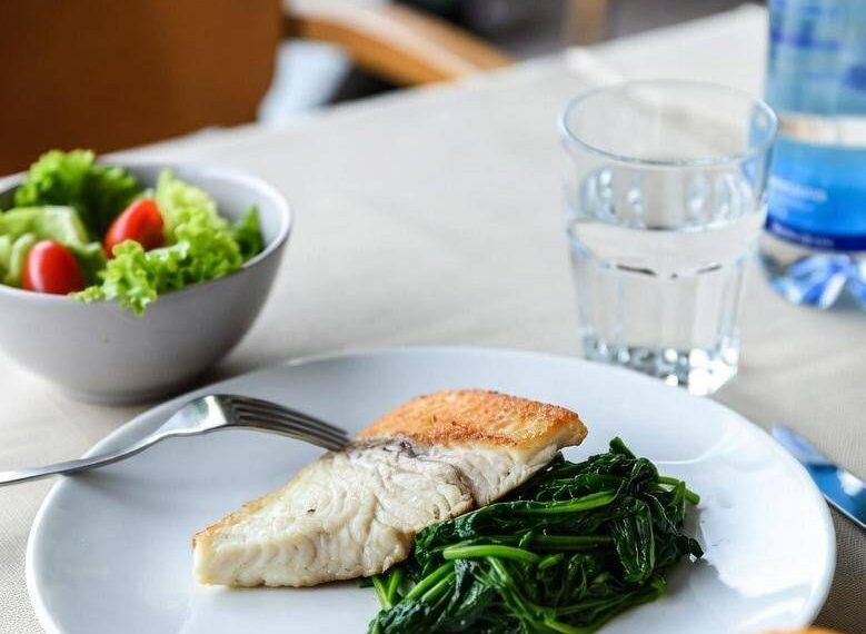 La dieta per invecchiare senza malattie, i cibi per arrivare ‘sani’ a 70 anni: lo studio