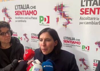 Caro carburante, Schlein e la proposta a Meloni: “Attivi accise mobili e usi extragettito Iva per abbassare accise”
